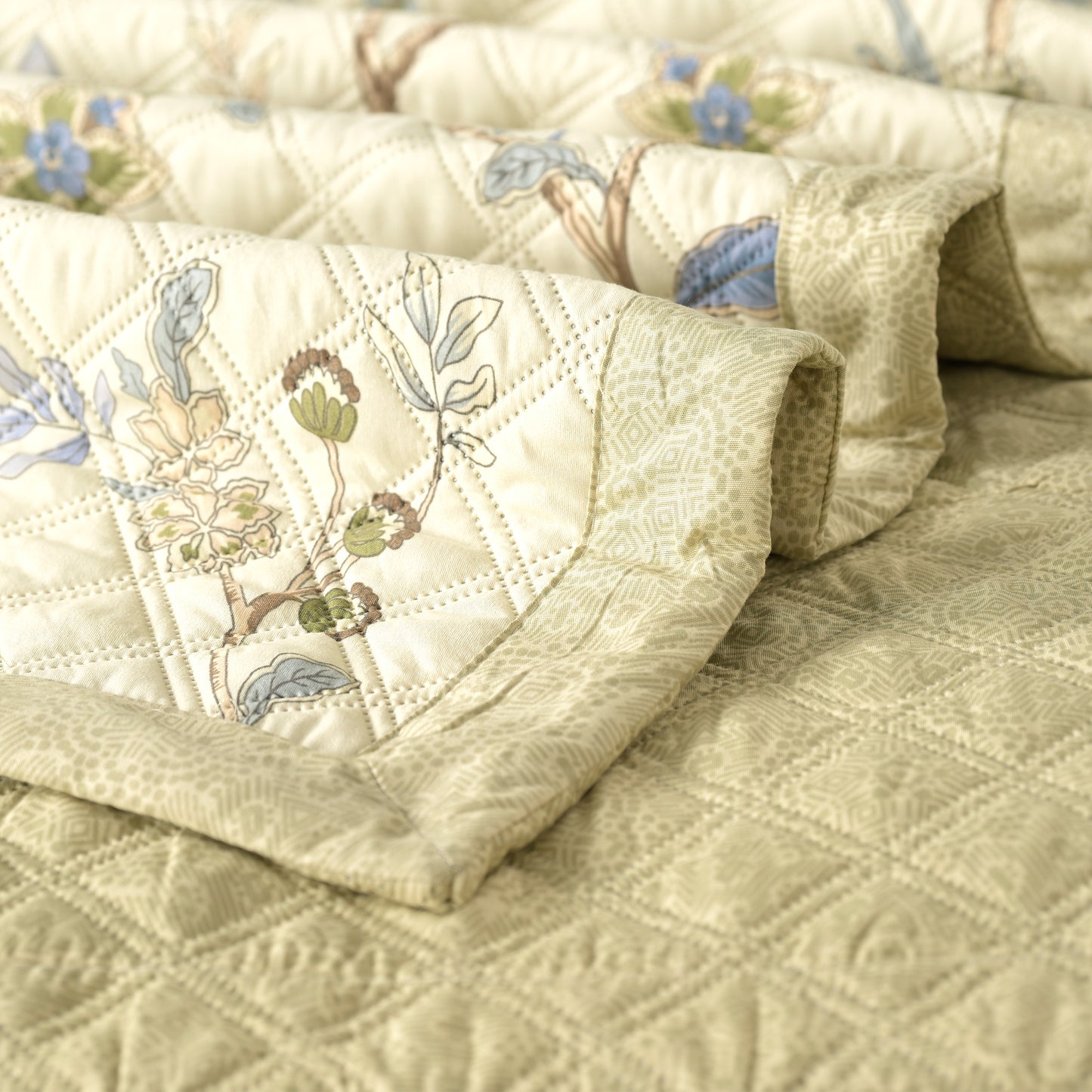 Colorado BedSpread -Double Bed (90x100 inches) with two Pillow covers